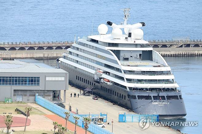 제주 찾은 초호화 크루즈 (제주=연합뉴스) 박지호 기자 = 세계적인 초호화 탐험 크루즈 '시닉 이클립스 Ⅱ(SCENIC ECLIPSE Ⅱ·2만2천t)'호가 25일 오전 제주항에 입항해 승객 하선을 준비하고 있다. 2025.4.25 jihopark@yna.co.kr
