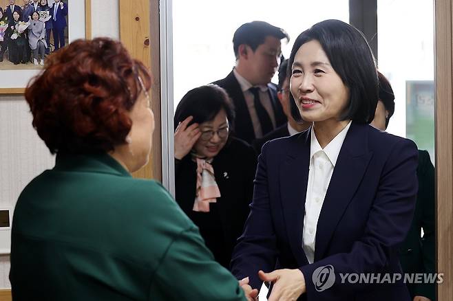 광주 찾은 김혜경 여사 (광주=연합뉴스) 정다움 기자 = 더불어민주당 이재명 대선 후보의 배우자 김혜경 여사가 14일 오후 광주 남구 오월어머니집에서 오월어머니들과 만나 인사를 나누고 있다. 김 여사는 이날 오전 광주 남구 노대동 빛고을노인건강타운에서 배식 자원봉사활동을 했다. 2025.5.14 daum@yna.co.kr