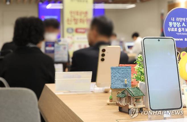 28일부터 전 고객 대상 유심 무상 교체 실시하는 SK텔레콤 (서울=연합뉴스) 김성민 기자 = 해킹 사고가 발생한 SK텔레콤이 28일부터 2천300만명에 달하는 전 고객을 대상 유심 무상 교체를 실시하기로 결정했다.
사진은 25일 서울 한 SKT 대리점에서 고객들이 상담을 기다리고 있다. 2025.4.25 ksm7976@yna.co.kr