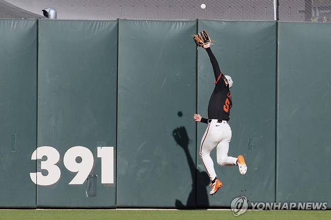 이정후의 호수비 (샌프란시스코 AP=연합뉴스) 샌프란시스코 이정후가 18일(한국시간) 미국 캘리포니아주 샌프란시스코 오라클 파크에서 열린 애슬레틱스와 홈 경기, 1회초 브렌트 루커의 타구를 잡아내고 있다.