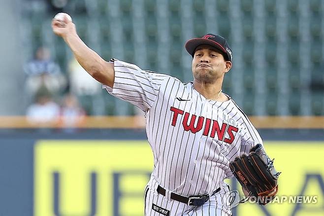 LG 선발 치리노스 (서울=연합뉴스) 김성민 기자 = 24일 서울 잠실야구장에서 열린 프로야구 2025 신한 SOL 뱅크 KBO리그 NC 다이노스와 LG 트윈스의 경기. 1회초 LG 선발 투수 치리노스가 역투하고 있다. 2025.4.24 ksm7976@yna.co.kr