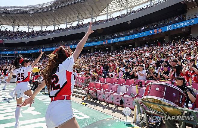5·18민주화운동 기념일에도 치어리더 응원전 (광주=연합뉴스) 조남수 기자 = 제45주년 5·18민주화운동 기념일인 18일 광주기아챔피언스필드에서 열린 프로야구 두산 베어스와 KIA 타이거즈의 경기에서 관중들이 소리쳐 선수들을 응원하고 있다.
그동안 5월 18일 광주 경기에서는 5ㆍ18민주화운동 희생자를 추모하는 뜻으로 구단은 응원단(응원가, 앰프, 치어리딩)을 운영하지 않았고 팬들 또한 응원을 자제해 왔다. 2025.5.18 iso64@yna.co.kr