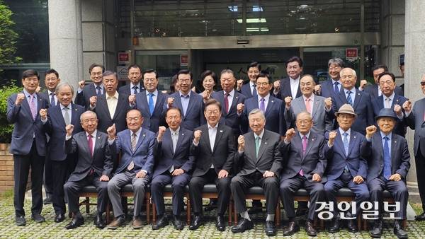 더불어민주당 이재명 대선 후보가 19일 오전 서울 마포구 대한노인회 중앙회를 찾아 “선배 세대들이 가진 지혜와 혜안들을 후대, 후배 세대들에게 전수해 달라”고 당부했다. 2025.5.19 /히지은기자 zee@kyeongin.com