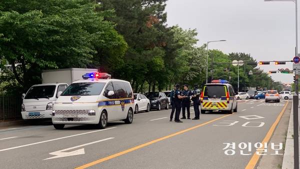 시흥시 내에서 경찰이 흉기난동 사건 용의자를 추적 중이다.2025.5.19/유혜연기자 pi@kyeongin.com