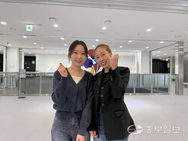 김민주(왼쪽), 이지영 작가가 중부일보와의 인터뷰에서 포즈를 취하고 있다. 이준도기자