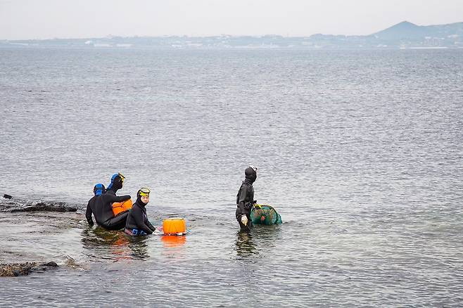 물때를 기다리고 있는 제주 해녀들 _비지트 제주 제공