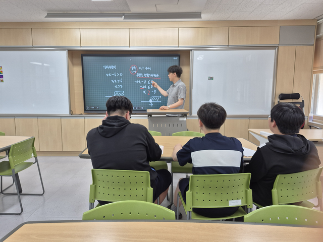 정환석 경구중 교사가 사교육을 이용하지 못하는 학생을 위해 방과 후에 '달빛 공부방'을 운영하고 있다. 대구시교육청 제공