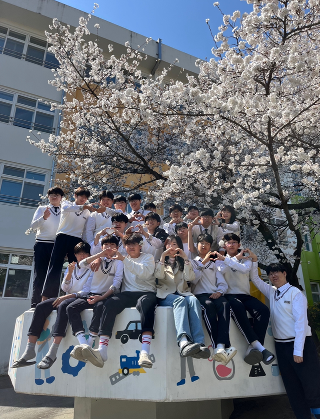 영남공업고등학교 장민정 교사와 학생들.