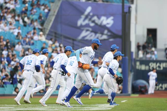 5월 들어 3승13패로 극도의 부진에 빠진 삼성 라이온즈가 분위기 반전에 성공할 수 있을까. 사진은 대구 삼성라이온즈파크 홈 경기 시작 전 그라운드로 달려가고 있는 선수단. 삼성 제공