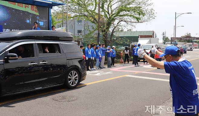 제21대 대통령 선거 더불어민주당 이재명 후보 제주선거대책위원회가 서귀포향토오일시장을 찾아 선거운동을 펼쳤다. ⓒ제주의소리