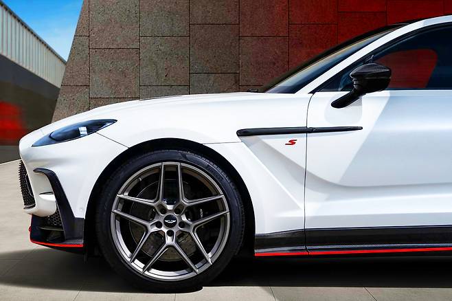 애스턴 마틴 DBX S