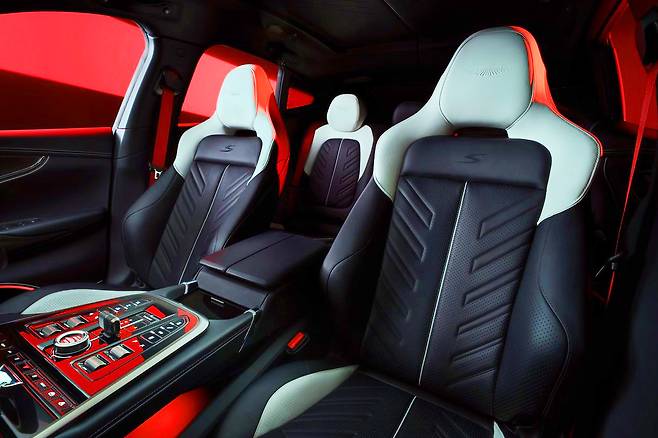 애스턴 마틴 DBX S 실내