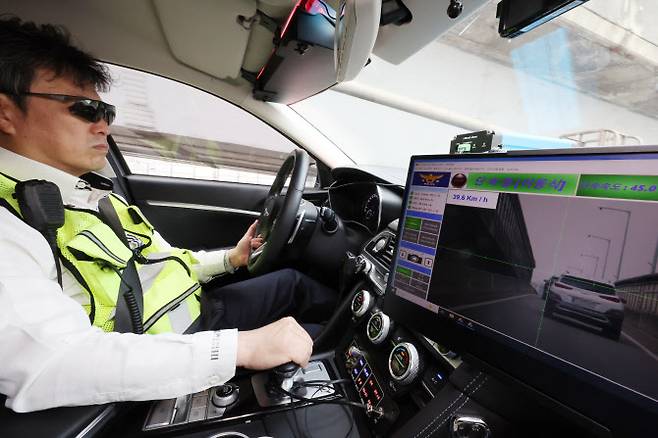 19일 서울경찰청 관계자가 암행순찰차로 내부간선도로에서 과속 차량을 단속하고 있다. (사진=연합뉴스)