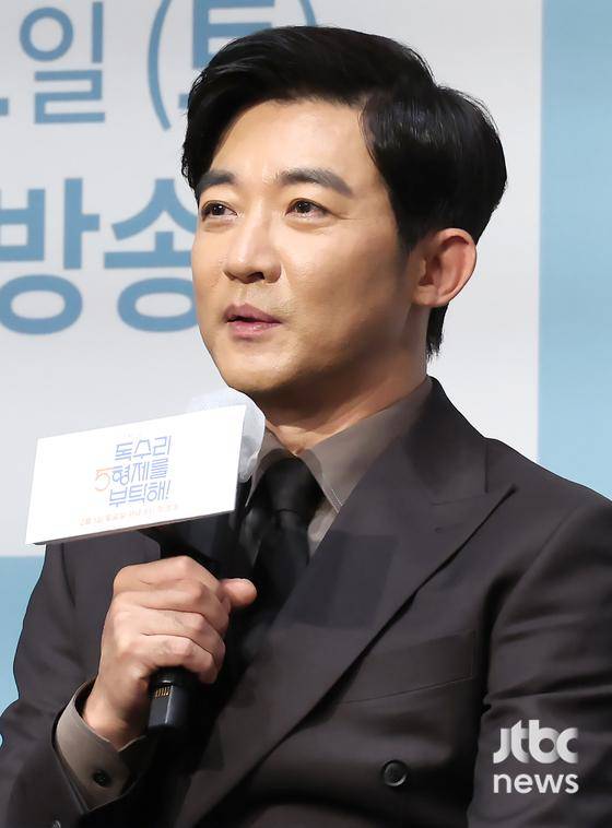 22일 오후 서울 라마다 신도림 호텔에서 KBS 2TV 주말 드라마 '독수리 5형제를 부탁해' 제작발표회가 열렸다. 최상열 감독, 배우 엄지원, 안재욱, 최대철, 김동완, 윤박, 이석기, 박효주, 유인영이 참석했다. 박세완 엔터뉴스팀 기자 park.sewan@jtbc.co.kr (콘텐트비즈니스본부)