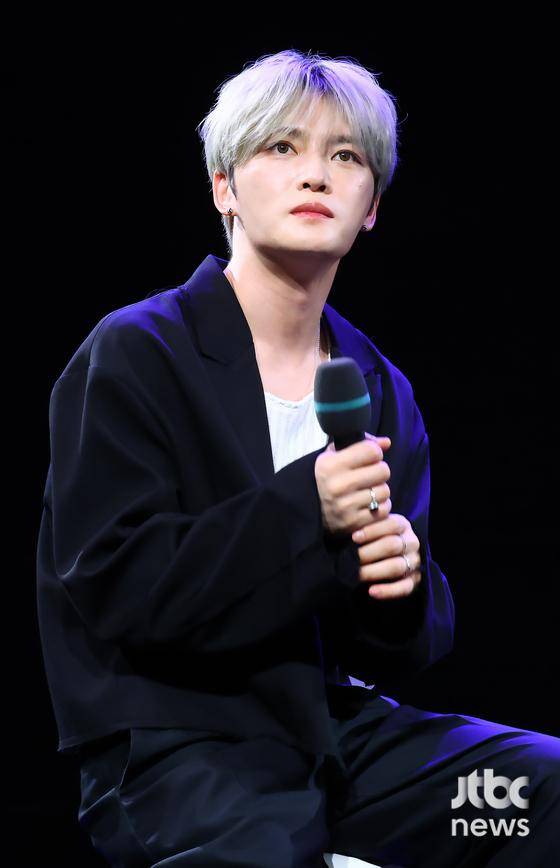 가수 김재중이 19일 오후 서울 상암 MBC에서 열린 EP '뷰티 인 카오스(Beauty in Chaos') 기자간담회에서 소감을 말하고 있다. 박세완 엔터뉴스팀 기자 park.sewan@jtbc.co.kr