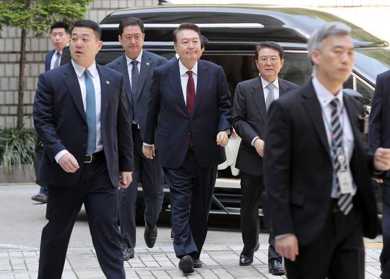 윤석열 전 대통령이 지난 12일 서울 서초구 중앙지방법원에서 열린 내란 우두머리 혐의, 직권남용 권리행사방해 혐의 사건 3차 공판에 출석하고 있다. 〈사진=사진공동취재단, 연합뉴스〉