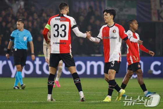 페예노르트의 황인범ⓒ AFP=뉴스1