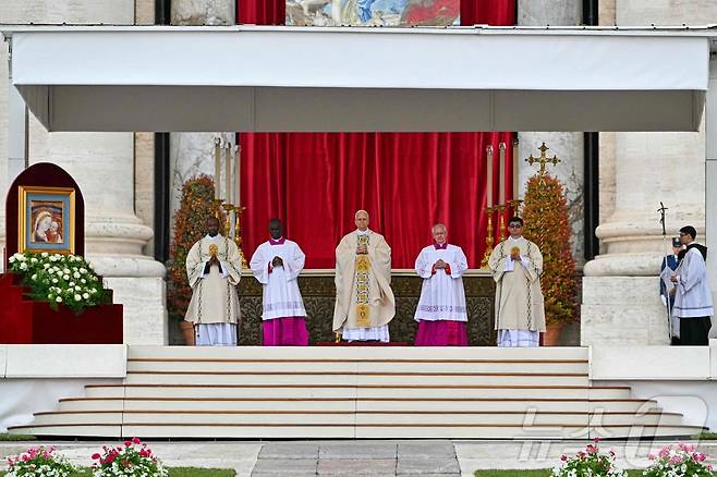 레오 14세 교황이 18일(현지시간) 바티칸 성 베드로 광장에서 열린 즉위 미사에 참석하고 있다. ⓒ AFP=뉴스1ⓒ AFP=뉴스1