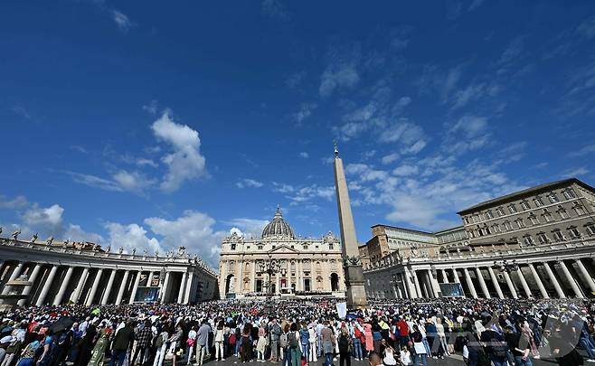 18일(현지시간) 바티칸 성 베드로 광장에서 열린 레오 14세 교황 즉위 미사에 많은 신자들이 참석하고 있다. ⓒ AFP=뉴스1