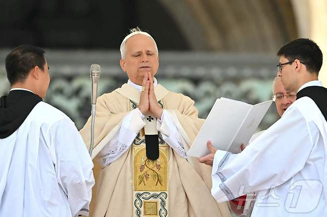 레오 14세 교황이 18일(현지시간) 바티칸 성 베드로 광장에서 열린 즉위 미사를 집전하고 있다. ⓒ AFP=뉴스1 ⓒ AFP=뉴스1