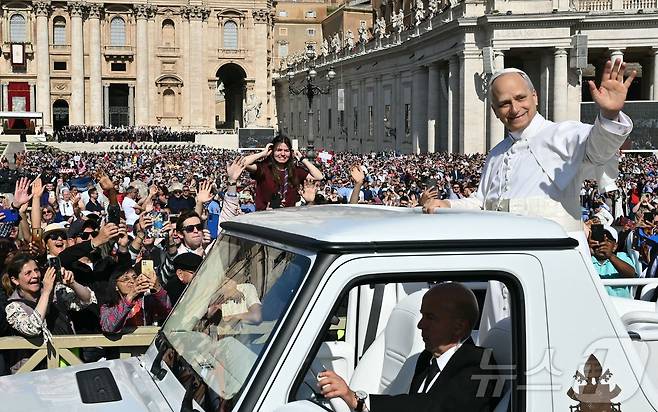 레오 14세 교황이 18일(현지시간) 바티칸 성 베드로 광장에서 열린 즉위 미사에 참석하며 손을 흔들고 있다. ⓒ AFP=뉴스1