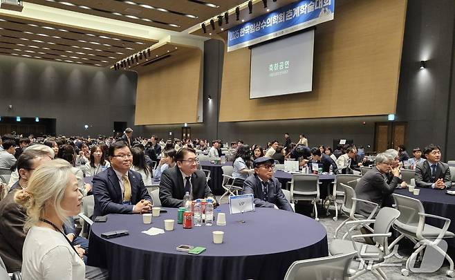 한국임상수의학회는 17일 서울대학교 시흥캠퍼스에서 학술대회 개회식을 열었다. ⓒ 뉴스1 최서윤 기자