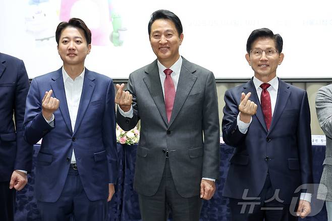 이준석 개혁신당 대통령 후보(왼쪽부터)와 오세훈 서울시장, 김문수 국민의힘 대통령 후보가 19일 오전 서울 중구 서울시청에서 열린 '약자와 동행하는 서울 토론회'에 참석해 기념촬영을 하고 있다. ⓒ News1 민경석 기자