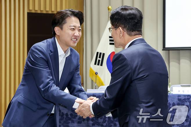 김문수 국민의힘 대통령 후보(오른쪽)와 이준석 개혁신당 대통령 후보가 19일 오전 서울 중구 서울시청에서 열린 '약자와 동행하는 서울 토론회'에 참석해 악수를 나누고 있다. 2025.5.19/뉴스1 ⓒ News1 민경석 기자