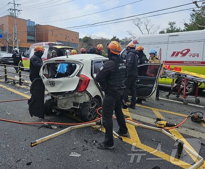 30일 낮 12시42분쯤 충북 청주시 서원구 수곡동 남중학교 앞 삼거리에서 승용차 등 차량 5대가 잇달아 부딪히는 사고가 발생해 3명이 심정지 상태로 병원으로 옮겨졌다.(청주동부소방서 제공. 재판매 및 DB 금지) 2025.3.30/뉴스1