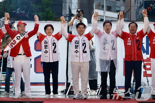 김문수 국민의힘 대통령 후보가 16일 오후 대전 중구 으능정이거리에서 가진 유세에서 권성동, 양향자 공동선거대책위원장 등과 손을 맞잡아 들어보이고 있다. (공동취재) 2025.5.16/뉴스1 ⓒ News1 이광호 기자