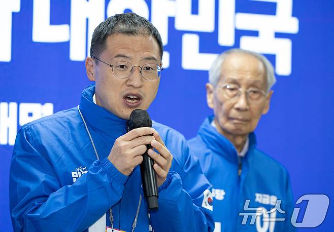 더불어민주당에 입당한 김상욱 의원이 19일 오전 서울 여의도 국회 더불어민주당사에서 열린 입당 환영식에서 인사말을 하고 있다. 2025.5.19/뉴스1 ⓒ News1 이재명 기자