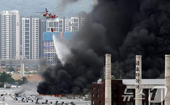17일 오전 7시 11분 광주 광산구 소촌동 금호타이어 광장공장에서 화재가 발생해 소방당국이 진화 작업을 하고 있다 2025.5.17/뉴스1 ⓒ News1 김태성 기자