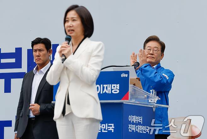 이재명 더불어민주당 대통령 후보가 19일 오후 서울 영등포구 타임스퀘어에서 허은아 전 개혁신당 대표의 지지 선언을 들으며 손뼉치고 있다. 2025.5.19/뉴스1 ⓒ News1 안은나 기자