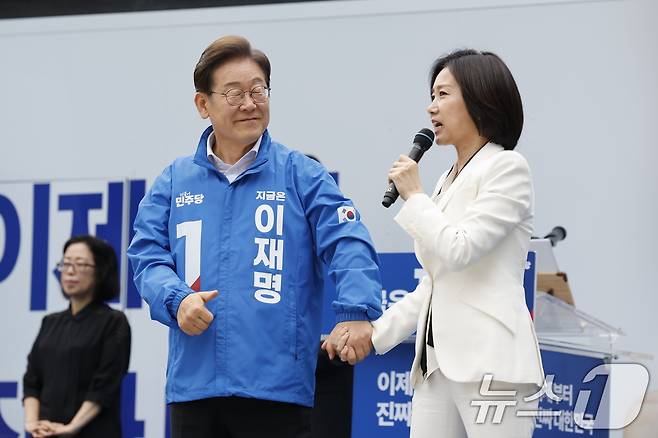 더불어민주당 합류 가능성이 거론되는 허은아 전 개혁신당 대표가 19일 오후 서울 영등포구 타임스퀘어에서 열린 이재명 대통령 후보의 유세장을 찾아 이 후보의 지지를 호소하고 있다. 2025.5.19/뉴스1 ⓒ News1 안은나 기자