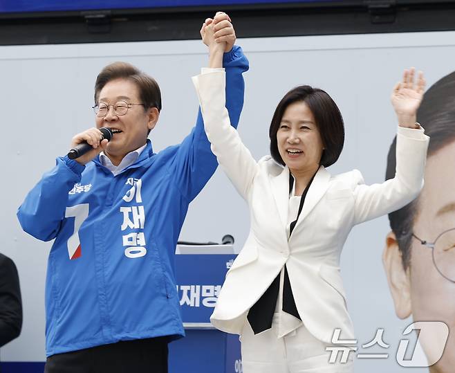 이재명 더불어민주당 대통령 후보와 민주당 합류 가능성이 거론되는 허은아 전 개혁신당 대표가 19일 오후 서울 영등포구 타임스퀘어를 찾아 유권자들을 향해 지지를 호소하고 있다. 2025.5.19/뉴스1 ⓒ News1 안은나 기자