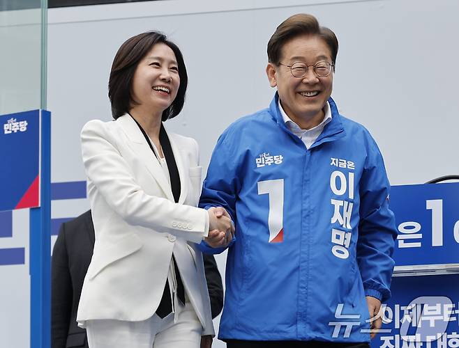 이재명 더불어민주당 대통령 후보와 민주당 합류 가능성이 거론되는 허은아 전 개혁신당 대표가 19일 오후 서울 영등포구 타임스퀘어를 찾아 유권자들을 향해 지지를 호소한 뒤 인사를 나누고 있다. 2025.5.19/뉴스1 ⓒ News1 안은나 기자