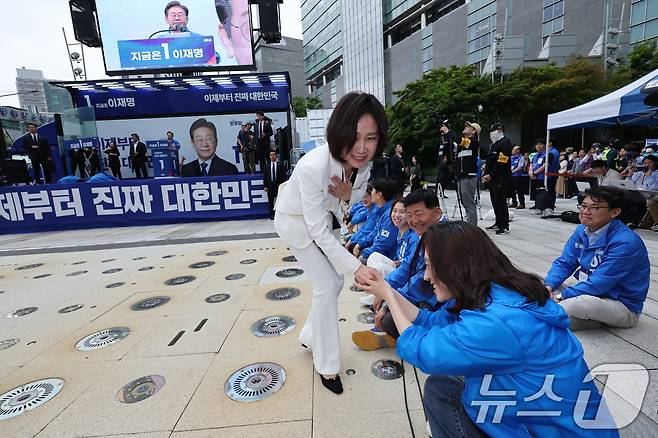 허은아 전 개혁신당 대표가 19일 오후 유세를 위해 서울 영등포구 타임스퀘어에서 열린 이재명 더불어민주당 후보 유세 현장에서 유권자들을 향해 이 후보의 지지를 호소한 뒤 단상을 내려오고 있다. 2025.5.19/뉴스1 ⓒ News1 안은나 기자