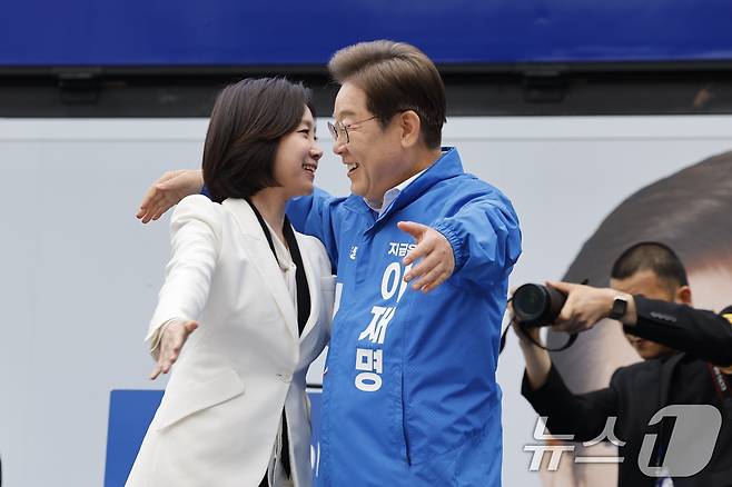 이재명 더불어민주당 대통령 후보와 민주당 합류 가능성이 거론되는 허은아 전 개혁신당 대표가 19일 오후 서울 영등포구 타임스퀘어를 찾아 유권자들을 향해 지지를 호소한 뒤 포옹하고 있다. 2025.5.19/뉴스1 ⓒ News1 안은나 기자