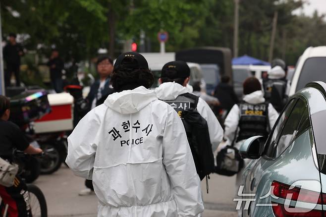 19일 경기 시흥시 정왕동 일대에서 50대 중국인 소행으로 추정되는 흉기 피습 사건 4건이 잇따라 발생해 2명이 사망한 것으로 확인됐다. 사진은 이날 사건 현장에서 과학수사대가 현장 감식을 진행한 후 철수하는 모습. ⓒ News1 김영운 기자