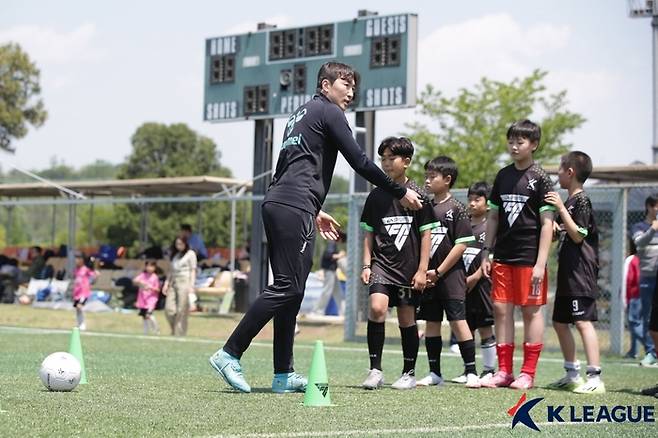 김현훈 강사가 18일 용산어린이정원에서 진행된 ‘축구 페스티벌’에서 아이들을 지도하고 있다. 사진 | 한국프로축구연맹