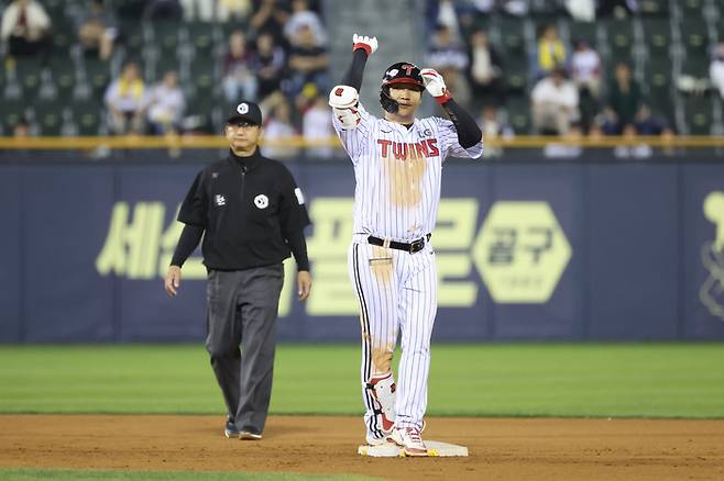 LG 문보경이 14일 서울 잠실구장에서 열린 2025 KBO리그 정규시즌 키움전서 안타를 친 후 세리머니하고 있다. 사진 | LG 트윈스