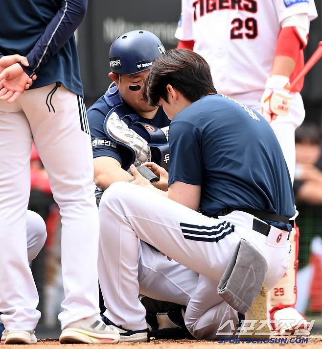 테이핑으로 응급처치를 하는 양의지