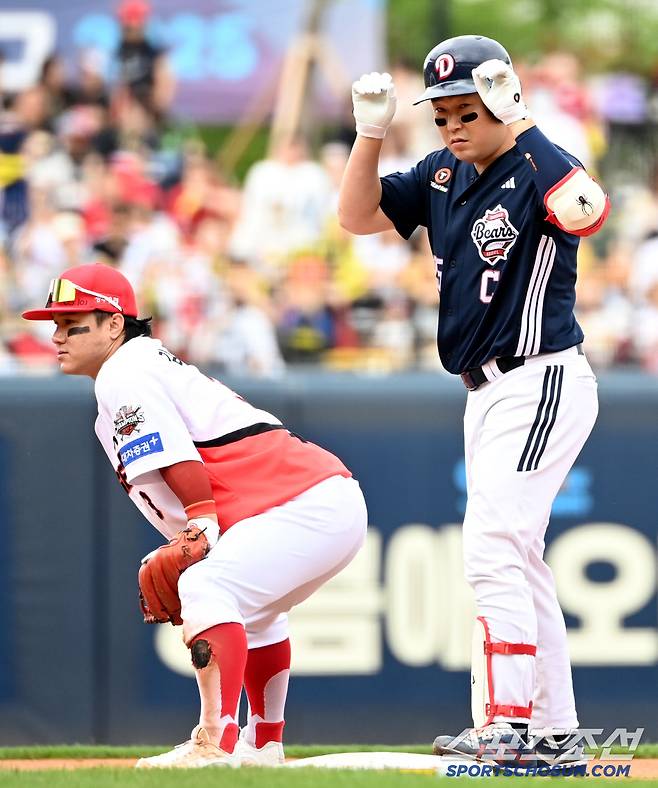 5회초 2사 1,3루1타점 2루타를 날린 양의지의 세리머니