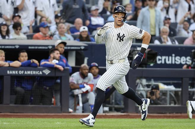 뉴욕 양키스 애런 저지가 19일(한국시각) 양키스타디움에서 열린 뉴욕 메츠와의 경기에서 1회말 코디 벨린저의 2루타 때 홈으로 뛰어들고 있다. Imagn Images연합뉴스