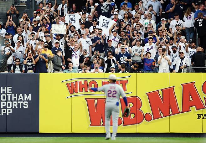 뉴욕 메츠 후안 소토가 지난 17일(한국시각) 뉴욕 양키스전에서 1회말 수비를 하기 위해 우익수로 들어가자 양키스 팬들이 야유를 쏟아내고 있다. AFP연합뉴스