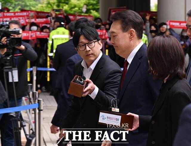 윤석열 전 대통령이 19일 오전 서울 서초구 중앙지방법원에서 열린 내란 우두머리 혐의, 직권남용 권리행사방해 혐의 사건 4차 공판에 출석, 취재진의 질문을 받으며 이동하고 있다. /사진공동취재단