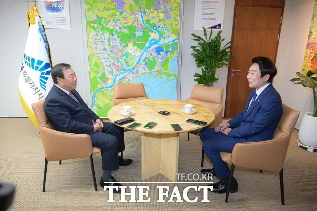 최민호 세종시장과 임채성 세종시의회 의장이 19일 시장실에서 대화를 하고 있다. /세종시의회