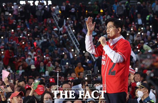 김문수 국민의힘 대선 후보가 19일 오후 서울역 광장에서 열린 '쏘울을 새롭게' 유세에 참석해 지지를 호소하고 있다. /임영무 기자