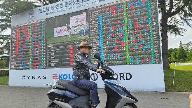 코오롱 계열 골프장을 이끄는 이정윤 대표는 코스 구석구석을 살피는 현장 경영으로 최상의 코스 상태를 지향하고 있다. 골프장 점검을 위해 스쿠터를 이용하는 이 대표가 모습을 취하고 있다. 실제 운전에는 헬멧을 착용한다. 코오롱 제공