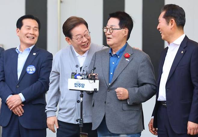 이재명 더불어민주당 대선 후보가 지난 11일 전남 해남군 해남읍 군민광장에서 웃으며 박지원 공동선거대책위원장의 지원연설을 듣고 있다. 연합뉴스